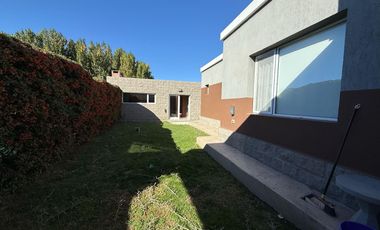 VENDE CASA GERENCIAL B°  MANZANOS - 3 DORMITORIOS