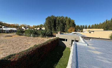 VENDE CASA GERENCIAL B°  MANZANOS - 3 DORMITORIOS