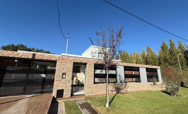 VENDE CASA GERENCIAL B°  MANZANOS - 3 DORMITORIOS