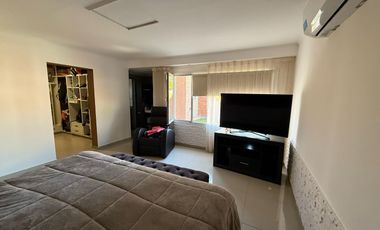 VENDE CASA GERENCIAL B°  MANZANOS - 3 DORMITORIOS