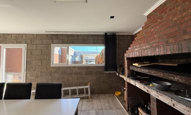 VENDE CASA GERENCIAL B°  MANZANOS - 3 DORMITORIOS