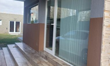 VENDE CASA GERENCIAL B°  MANZANOS - 3 DORMITORIOS