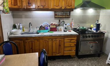 Casa con lote a refaccionar en Llavallol
