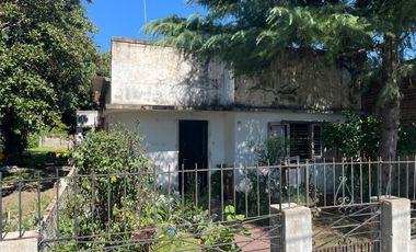 Casa con lote a refaccionar en Llavallol