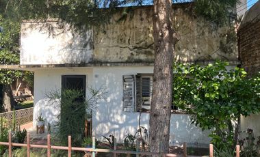 Casa con lote a refaccionar en Llavallol