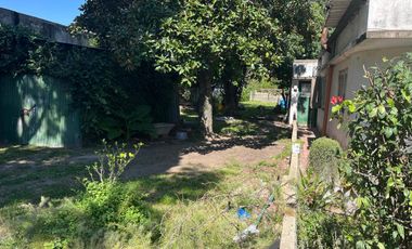 Casa con lote a refaccionar en Llavallol
