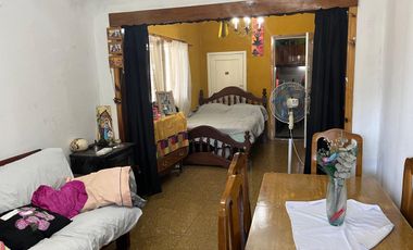 Casa con lote a refaccionar en Llavallol