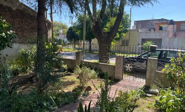 Casa con lote a refaccionar en Llavallol