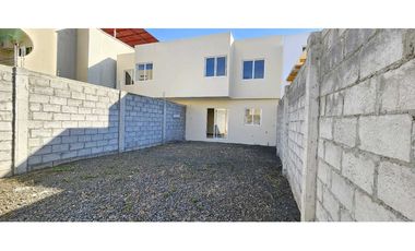 Venta de casa nueva en Manta urb Campiña, patio amplio