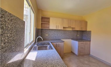 Venta de casa nueva en Manta urb Campiña, patio amplio