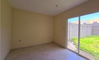 Venta de casa nueva en Manta urb Campiña, patio amplio