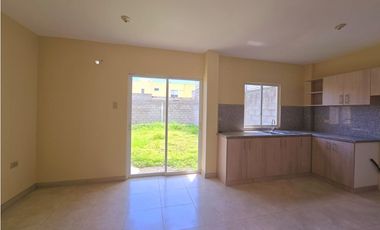 Venta de casa nueva en Manta urb Campiña, patio amplio