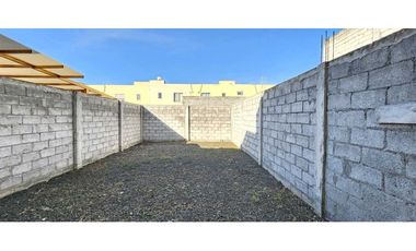 Venta de casa nueva en Manta urb Campiña, patio amplio