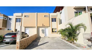 Venta de casa nueva en Manta urb Campiña, patio amplio