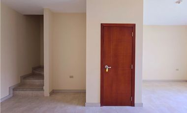 Venta de casa nueva en Manta urb Campiña, patio amplio