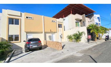 Venta de casa nueva en Manta urb Campiña, patio amplio