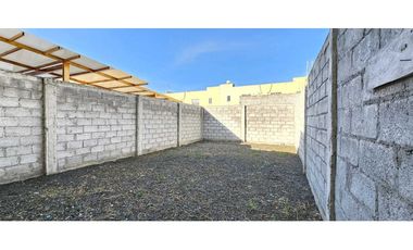 Venta de casa nueva en Manta urb Campiña, patio amplio
