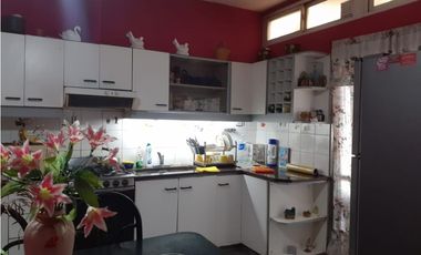 VIVIENDA VENTA CON LOCALES LOMAS DE SAN ISIDRO