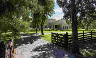 CASA CON PILETA, EN VENTA