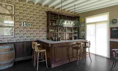 CASA CON PILETA, EN VENTA