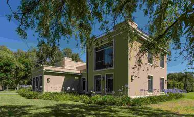 CASA CON PILETA, EN VENTA