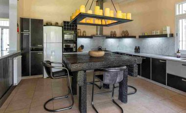 CASA CON PILETA, EN VENTA