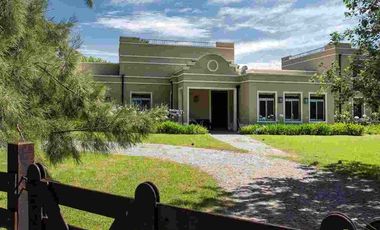 CASA CON PILETA, EN VENTA