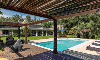 CASA CON PILETA, EN VENTA