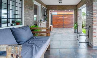 CASA EN VENTA DOS DORMITORIOS PILETA ECOPUEBLO