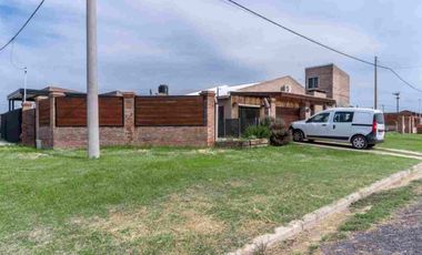 CASA EN VENTA DOS DORMITORIOS PILETA ECOPUEBLO