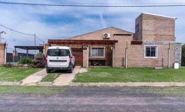 CASA EN VENTA DOS DORMITORIOS PILETA ECOPUEBLO