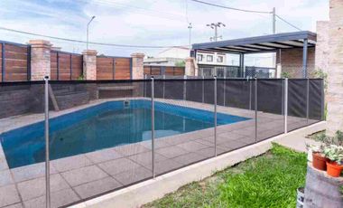 CASA EN VENTA DOS DORMITORIOS PILETA ECOPUEBLO