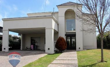Casa en Venta San Benito  4 Dorm - a la Laguna