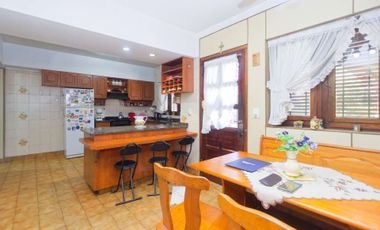 VENTA CASA 5 AMB. PILETA COCHERA JARDÍN SAN ISIDRO
