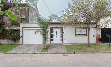 VENTA CASA 3 AMB EN CASEROS -PERMUTA-