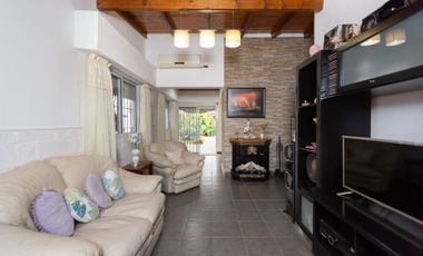 VENTA CASA 3 AMB EN CASEROS -PERMUTA-