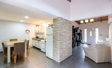 VENTA CASA 3 AMB EN CASEROS -PERMUTA-