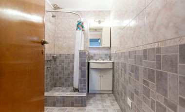 VENTA CASA 3 AMB EN CASEROS -PERMUTA-