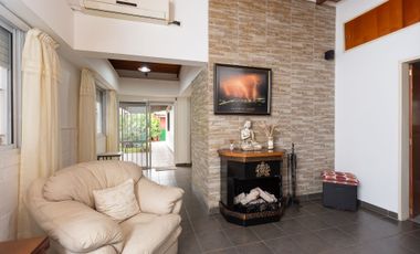 VENTA CASA 3 AMB EN CASEROS -PERMUTA-