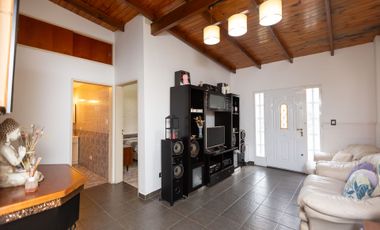 VENTA CASA 3 AMB EN CASEROS -PERMUTA-