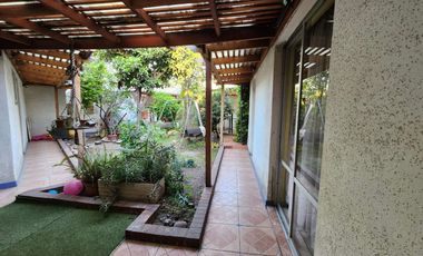 Cómoda y funcional casa, en excelente estado de conservación