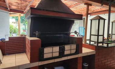 Cómoda y funcional casa, en excelente estado de conservación