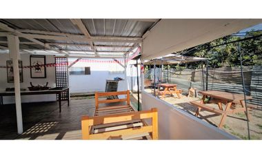 Sitio con instalaciones y patente para Restaurant, en La Cruz.