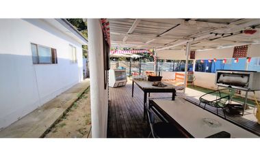 Sitio con instalaciones y patente para Restaurant, en La Cruz.