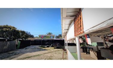 Sitio con instalaciones y patente para Restaurant, en La Cruz.