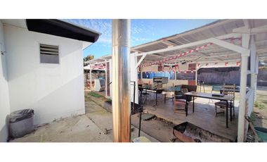 Sitio con instalaciones y patente para Restaurant, en La Cruz.