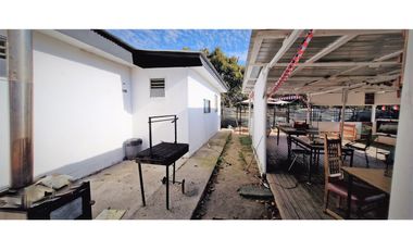 Sitio con instalaciones y patente para Restaurant, en La Cruz.