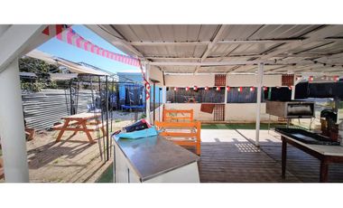 Sitio con instalaciones y patente para Restaurant, en La Cruz.