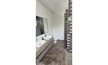 VENTA ESPECTACULAR CASA CAMPESTRE UBICADA EN RICAURTE CUNDINAMARCA