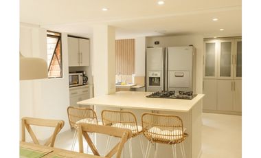 Vendo amplio apartamento remodelado en el Poblado, sector la concha.